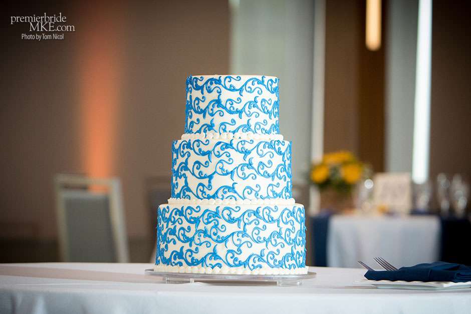 Sarah & Mike’s Lakefront Wedding at the War Memorial