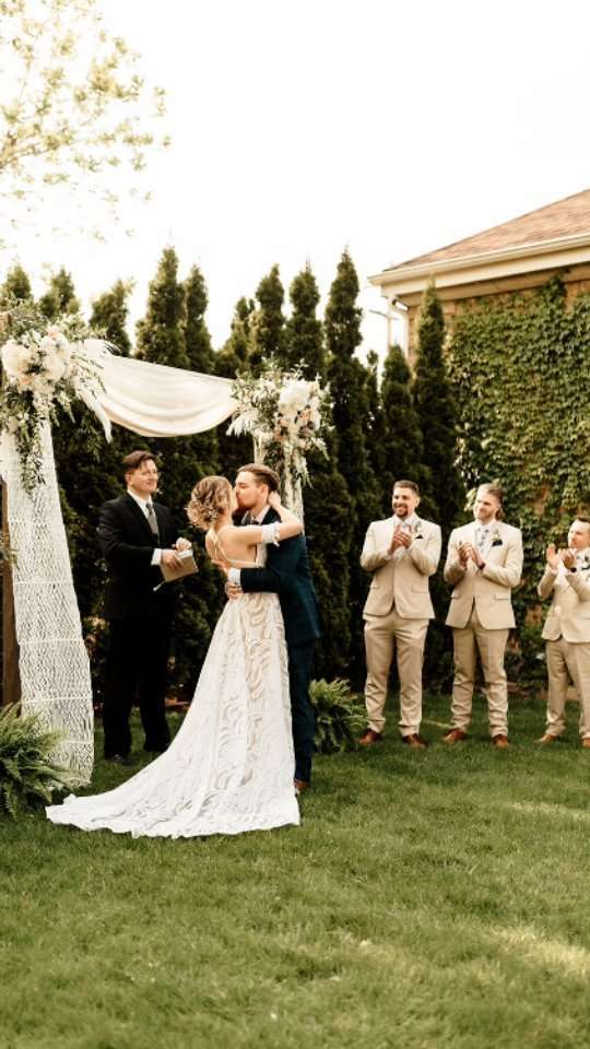 story-hill-firehouse-milwaukee-first-kiss