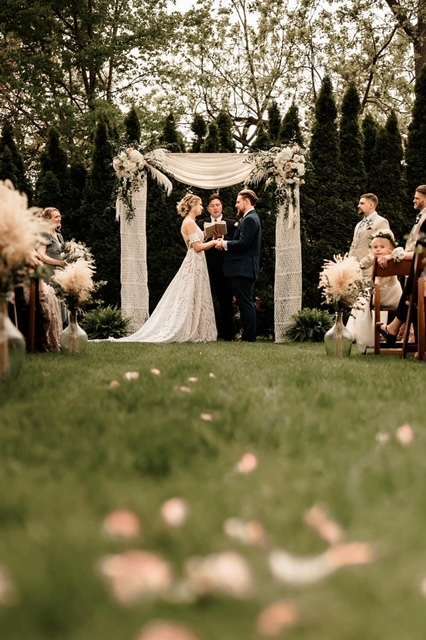 story-hill-firehouse-milwaukee-outdooor-ceremony