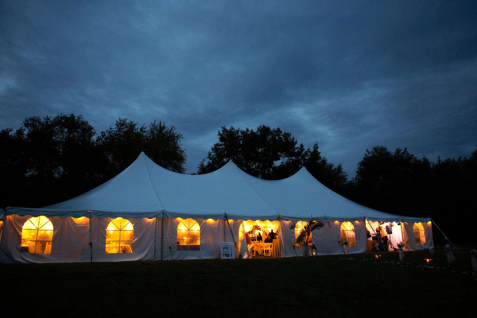 Jennifer & Brian’s Relaxed Wedding at Home in Hartland, Wisconsin