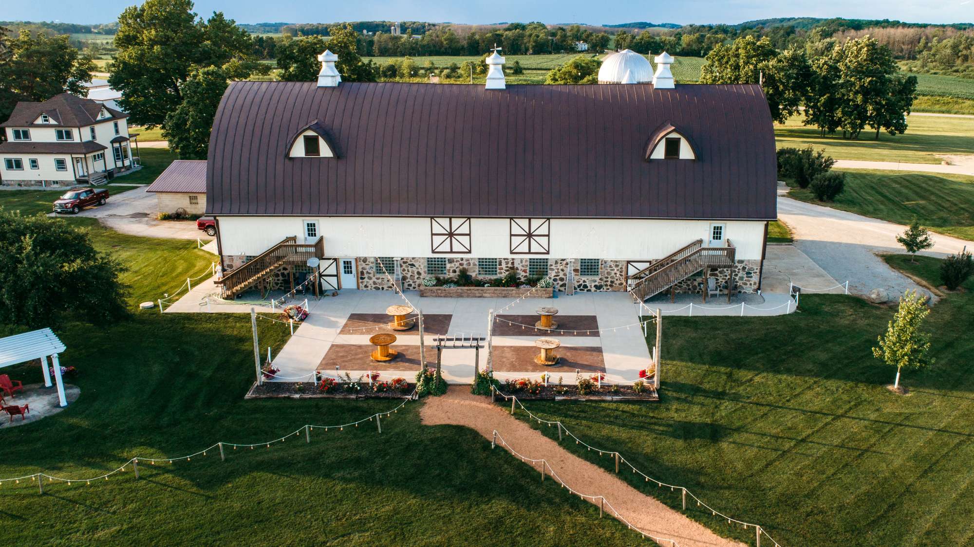 Wisconsin Wedding Venue Spotlight: The Hay Loft Barn