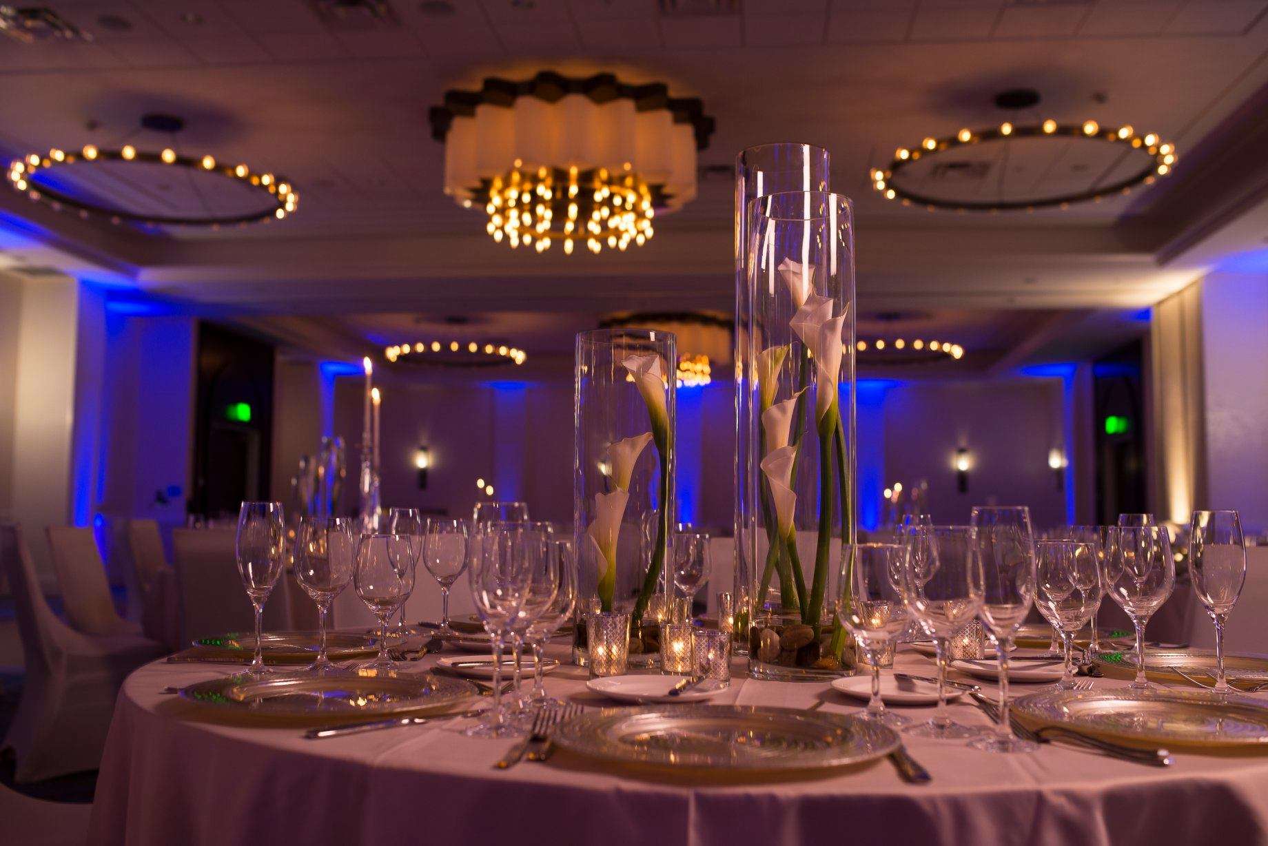 milwaukee-marriott-downtown-reception Glamorous table setting at the Milwaukee Marriott Downtown, Milwaukee WI.