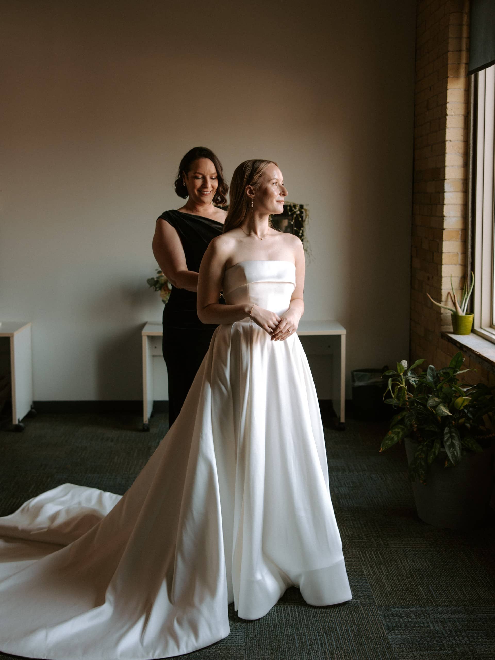 Bride getting ready in Memoria by Tenzing Events, Milwaukee.