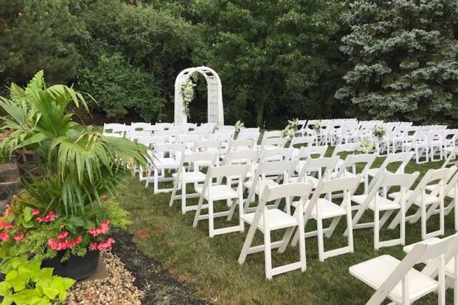 Delafield Brewhaus offers the hop garden for an intimate ceremony space.