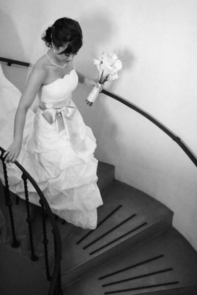 Bride walks down steps- Photography by Cream City Weddings